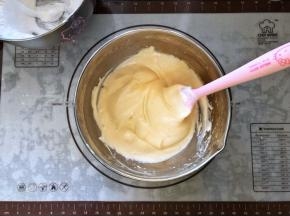 11、用刮刀或者蛋抽以切拌、从2点钟往8点钟方向由下往上翻拌的方式，将蛋糕糊混合均匀，混合到看不见蛋白即可。
