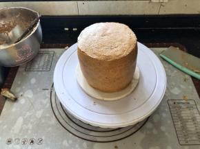 21、将咖啡奶油霜对蛋糕体再进行一次抹面。