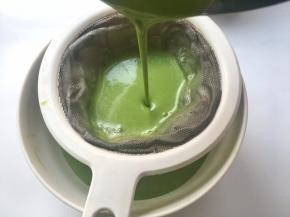 将搅拌均匀的面糊过筛两遍
