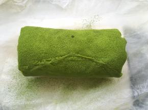 冷藏好的抹茶卷，表层过筛适量的抹茶粉，过筛后的抹茶卷表面毛乎乎的，是不是很像毛巾，切开就可以吃啦