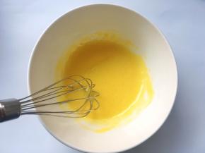 再来做抹茶卡仕达酱，蛋黄加入细砂糖，用蛋抽快速搅拌均匀，看不到砂糖颗粒即可