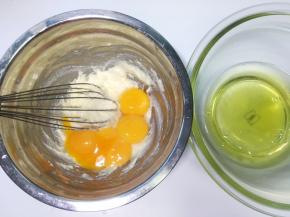 分离鸡蛋，蛋白打至干净的容器内，蛋黄加入到面糊中