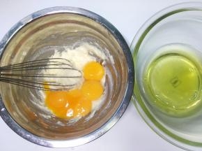 分离鸡蛋，蛋白打至干净的容器内，蛋黄加入到面糊中