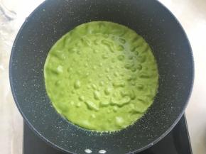 小火加热至面糊鼓起大泡泡，用刮刀刮起面糊的边缘，面糊就能揭下来啦
