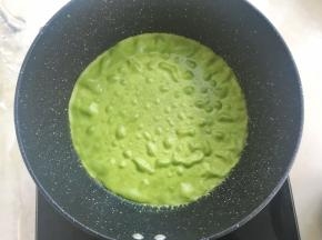 小火加热至面糊鼓起大泡泡，用刮刀刮起面糊的边缘，面糊就能揭下来啦
