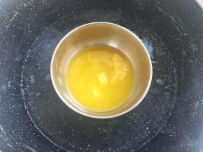 黄油隔水加入至融化，之后取出放一旁备用
