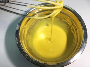 用蛋抽将蛋黄跟面糊搅拌均匀，面糊顺滑
