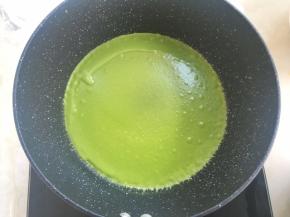 之后转动不粘锅，让面糊均匀的铺满锅底，面糊不要过多，薄薄一层即可
