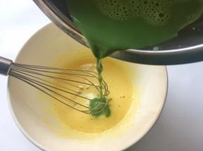 将搅拌好的抹茶糊倒入蛋黄中搅拌均匀
