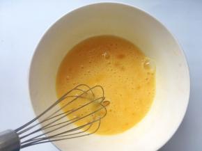 鸡蛋加细砂糖，用蛋抽搅拌至细砂糖融化，看不到砂糖颗粒
