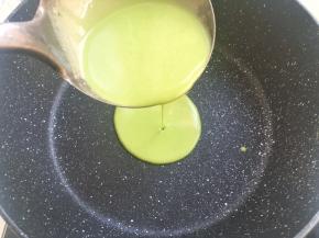 不粘锅清洗干净，小火加入让锅有一点点温度，用勺子舀上一勺面糊，倒入不粘锅内