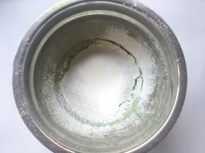 过筛低筋面粉跟玉米淀粉，将面糊搅拌均匀无干粉颗粒
