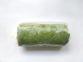 卷好的抹茶卷包裹上油纸，放冰箱冷藏半个小时定形，同样的方法做剩下的5张面皮，卷好后，同样放冰箱冷藏

