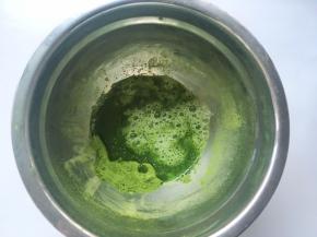 先来做毛巾卷面糊，干净的容器内加入抹茶粉，加入40克左右的牛奶，用蛋抽将抹茶搅拌均匀
