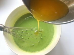 加入降温后的液体黄油，搅拌均匀表层无油点
