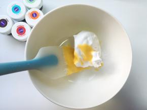 取一小部分蛋白霜，放入干净的碗内，剩下的蛋白霜放入冰箱冷藏备用，烤箱预热160度
