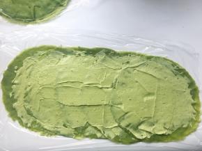 再铺上一张面皮，位置摆放在上一张面皮中间，同样抹上一层抹茶酱，之后用同样的方法铺上另外几张，我做了两份，每份铺5张面皮
