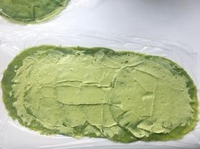 再铺上一张面皮，位置摆放在上一张面皮中间，同样抹上一层抹茶酱，之后用同样的方法铺上另外几张，我做了两份，每份铺5张面皮
