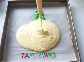 将翻拌均匀的面糊抬高20厘米，倒入烤盘内，抬高倒入会减少气泡
