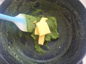 加入黄油，用抹茶卡仕达酱的余温融化黄油，并搅拌均匀
