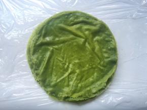 不粘锅锅底冲一下冷水降降温，不粘锅温度过高，加热的面糊会直接凝结，面皮会比较厚，还不够均匀，之后再用同样的方法煎剩下的面糊，全部煎好后，将面糊叠加在一起，包裹上油纸或者保鲜膜入冰箱冷藏备用
