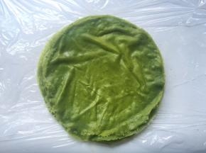 不粘锅锅底冲一下冷水降降温，不粘锅温度过高，加热的面糊会直接凝结，面皮会比较厚，还不够均匀，之后再用同样的方法煎剩下的面糊，全部煎好后，将面糊叠加在一起，包裹上油纸或者保鲜膜入冰箱冷藏备用
