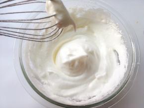 蛋白加几滴柠檬汁，分次加入细砂糖将蛋白打发至湿性发泡