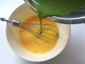 加入刚刚搅拌均匀的抹茶面糊，用蛋抽搅拌均匀
