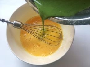 加入刚刚搅拌均匀的抹茶面糊，用蛋抽搅拌均匀
