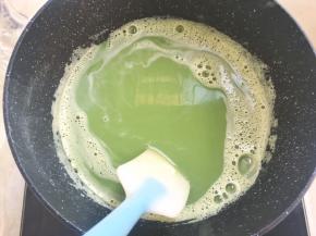 将搅拌均匀的面糊倒入阳晨不粘锅内，小火加热
