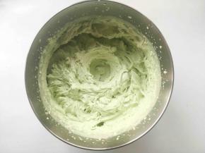 淡奶油加抹茶粉搅拌均匀，之后用打蛋器打发出清晰的纹路，放冰箱冷藏备用
