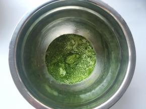 干净的容器内加入抹茶粉，先加入30克左右的牛奶，将抹茶粉搅拌均匀
