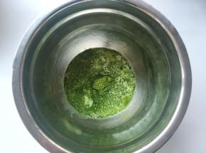 干净的容器内加入抹茶粉，先加入30克左右的牛奶，将抹茶粉搅拌均匀
