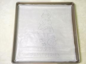 百度一张自己喜欢的圣诞树图案，之后将图案画在油纸中间，底下再画一个雪人跟英文merry Christmas，之后将油纸有画的一面朝下放
