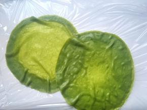 将煎好的面皮取出，放一旁降温，面皮底下可以铺上油纸
