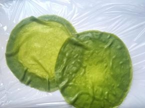 将煎好的面皮取出，放一旁降温，面皮底下可以铺上油纸
