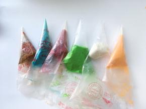 先取一小部分蛋白霜加入一点点的低筋面粉搅拌均匀，做为白雪跟雪人，剩下的蛋白霜加入一小勺蛋黄糊，分别调成4份彩色，具体颜色可以根据个人喜好来调，绿色的那一份多一些 
