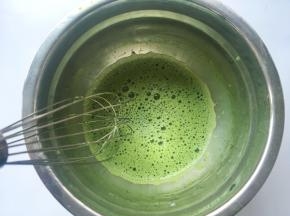 之后加入剩下的牛奶，继续搅拌均匀
