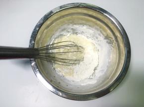 过筛低筋面粉，用蛋抽画Z字搅拌均匀

