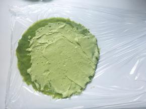 抹上适量的抹茶酱
