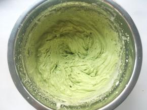 加入抹茶卡仕达酱，用打蛋器将两种材料打发均匀，抹茶酱出现清晰纹路即可
