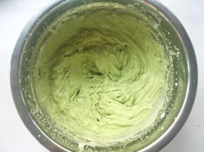 加入抹茶卡仕达酱，用打蛋器将两种材料打发均匀，抹茶酱出现清晰纹路即可
