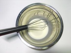 玉米油加牛奶，用蛋抽快速搅拌至乳化状态
