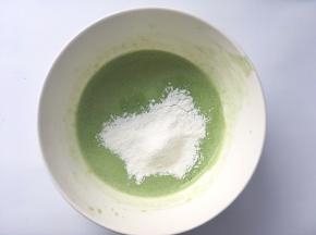 过筛低筋面粉跟玉米淀粉，之后搅拌均匀