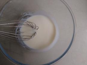 牛奶和玉米油搅拌均匀，乳化好