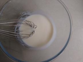 牛奶和玉米油搅拌均匀，乳化好