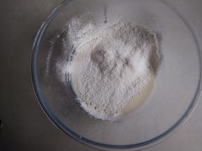 将面粉过筛进去