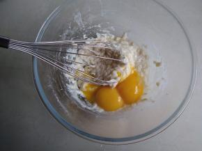 拌几下，不见干粉即可，将蛋黄分两次加入