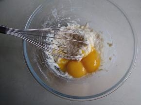 拌几下，不见干粉即可，将蛋黄分两次加入
