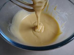 拌匀再加入剩余两个蛋黄，划Z字型拌好成细腻的蛋黄糊